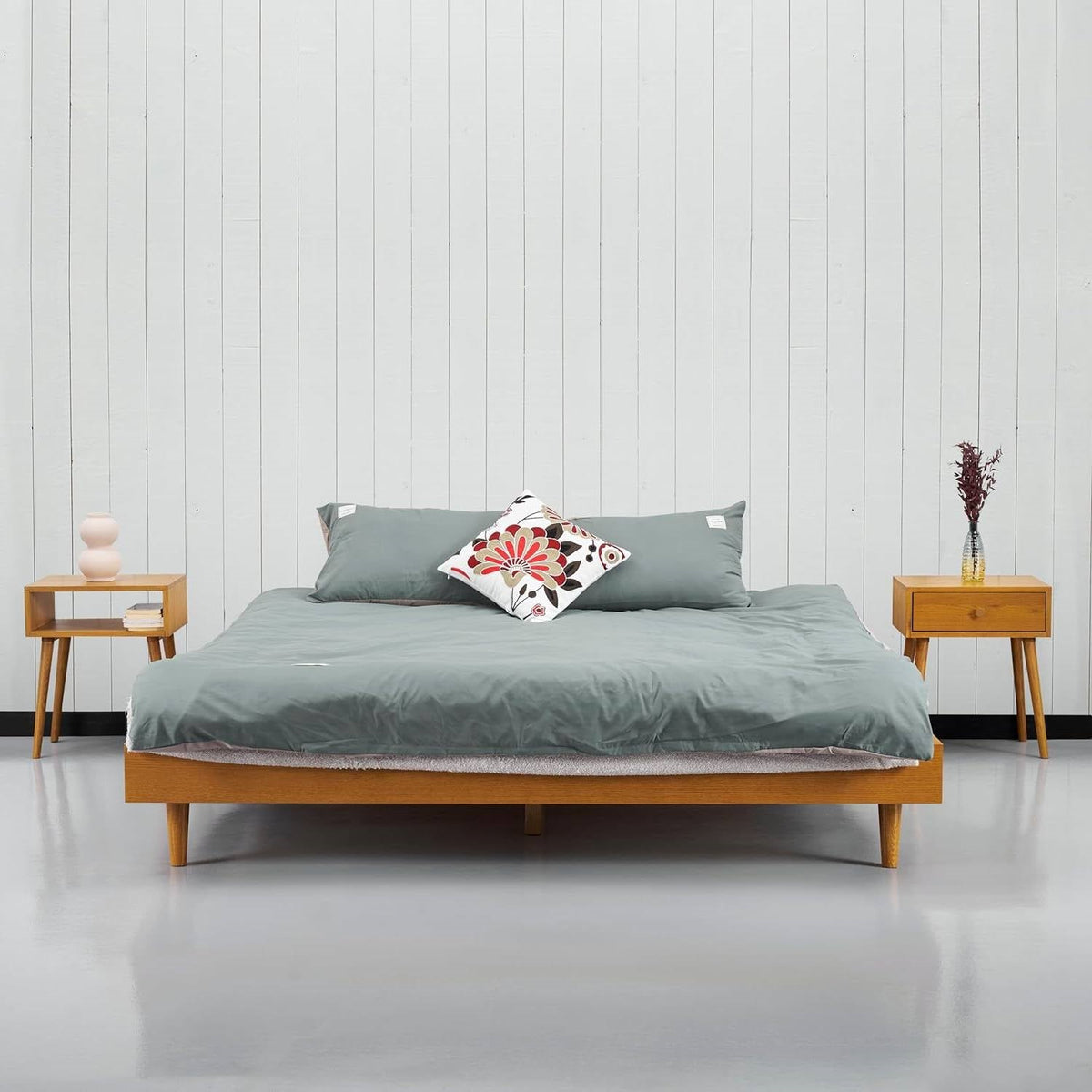 Queen size Mid-Century Modern Platform Bed Frame in Light Wood Finish